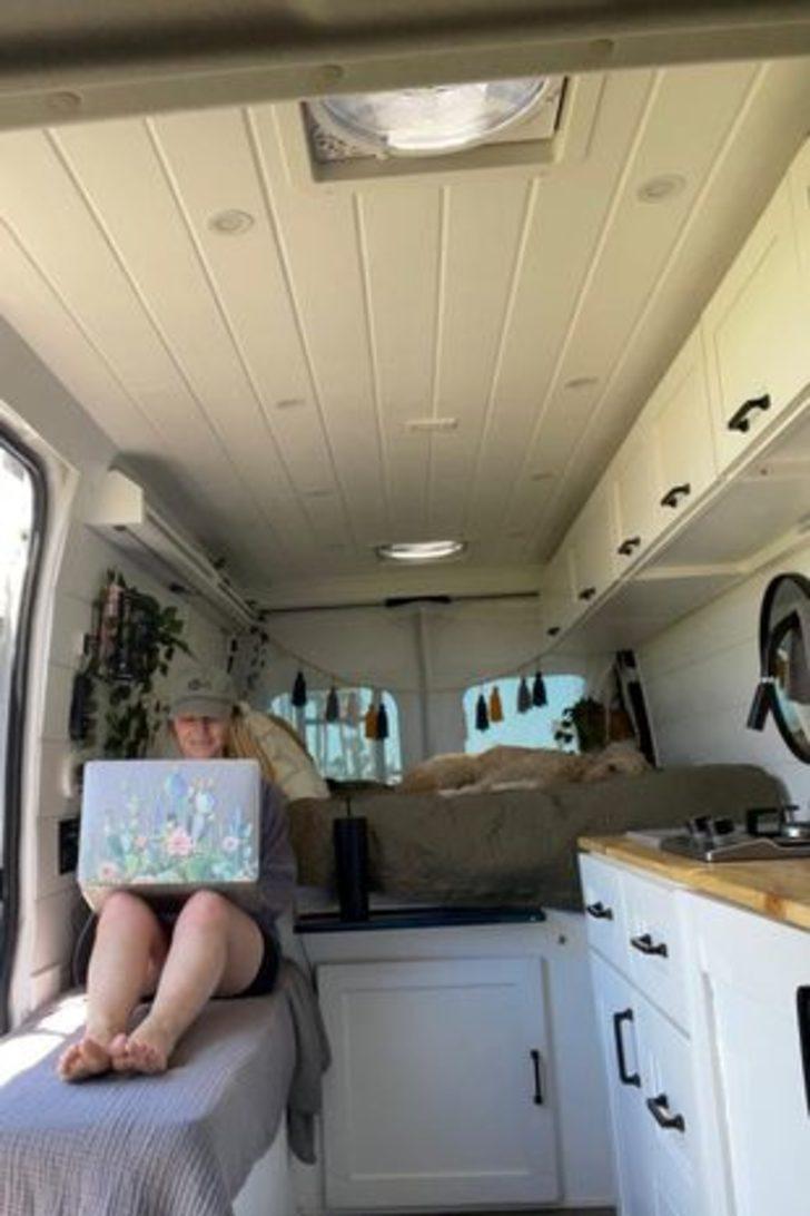 Bütün hayatını bir anda değiştirdi! “Eşcinsel olduğumu anladım, köpeğimle bir karavanda yaşamak için evimi ve kocamı terk ettim” G2