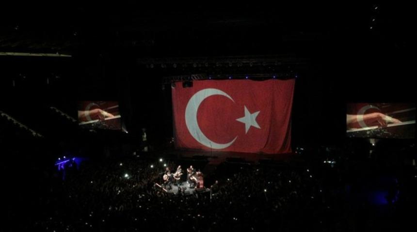 OneRepublıc konserinde Türk Bayrağı sürprizi