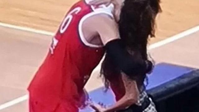 Ebru Şahin'den Cedi Osman'a şans öpücüğü