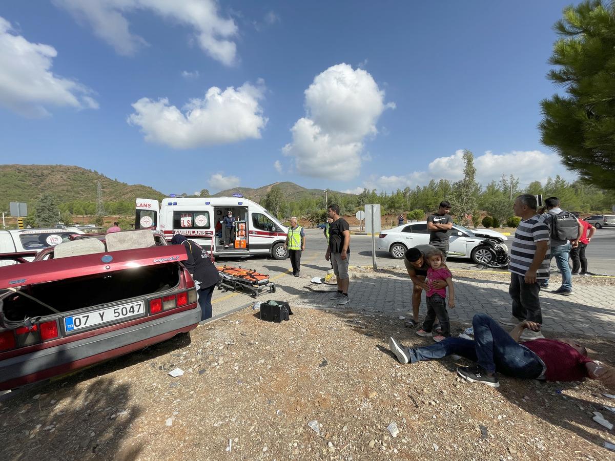 Muğla'da iki otomobilin &ccedil;arpışması sonucu 5 kişi yaralandı