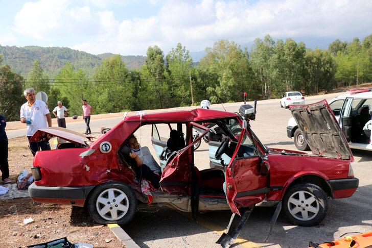 Muğla'da iki otomobilin çarpışması sonucu 5 kişi yaralandı G2