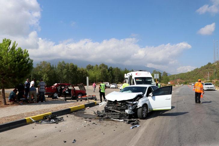 Muğla'da iki otomobilin çarpışması sonucu 5 kişi yaralandı G3