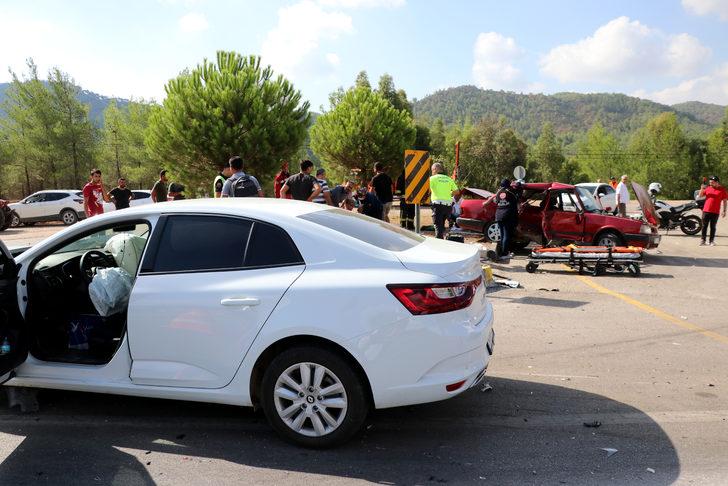 Muğla'da iki otomobilin çarpışması sonucu 5 kişi yaralandı G5