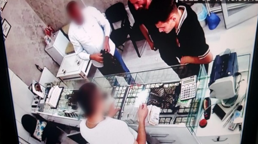 800 bin TL'yi &ccedil;aldılar, yakayı kuyumcuda ele verdiler! '90 bin TL'yi harcadık'