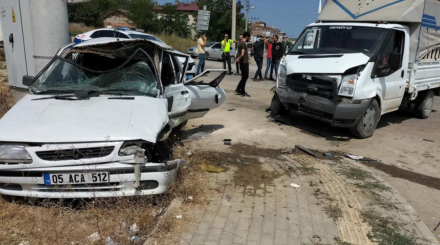 Samsun'da kamyonet ile otomobilin çarpıştığı kazada 6 kişi yaralandı