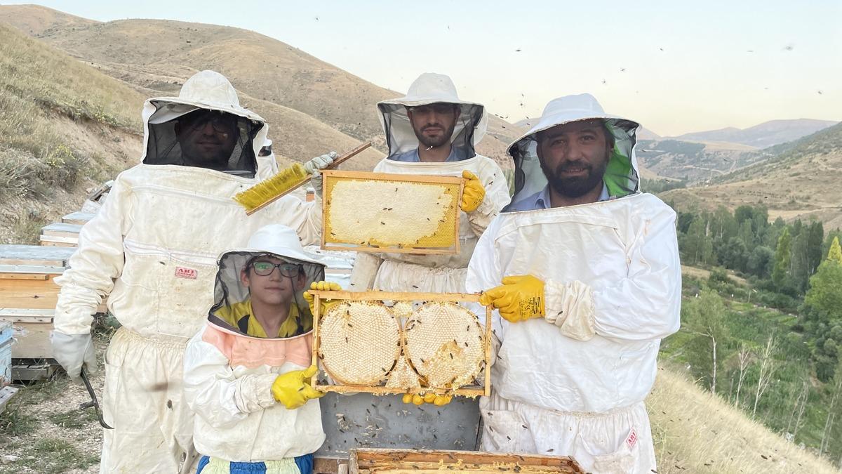 Bayburt'ta arıcıların bal sağım mesaisi başladı