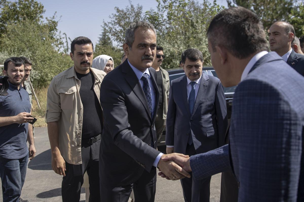 Milli Eğitim Bakanı &Ouml;zer, Aydıncık K&ouml;y Yaşam Merkezi kursiyerlerinin sertifika t&ouml;renine katıldı