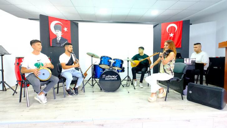 Mektupla davet edilen keman virtüözü Kırklareli'nde öğrencilerle buluştu G2