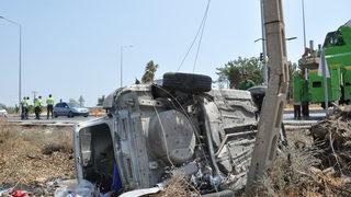 Mersin'de devrilip elektrik direğine çarpan otomobildeki 6 kişi yaralandı