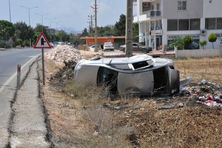 Mersin'de devrilip elektrik direğine çarpan otomobildeki 6 kişi yaralandı G3