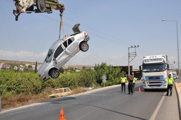 Mersin'de devrilip elektrik direğine çarpan otomobildeki 6 kişi yaralandı G5