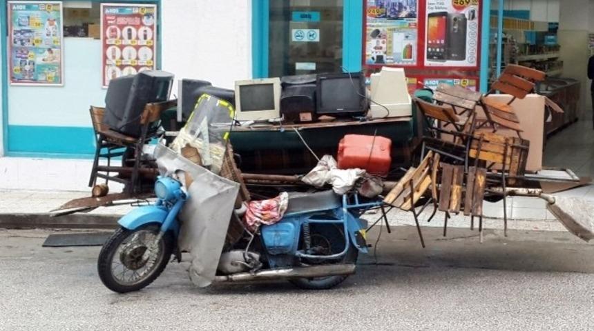 Kamyonete sığmayacak eşyayı motosikletle taşıdı