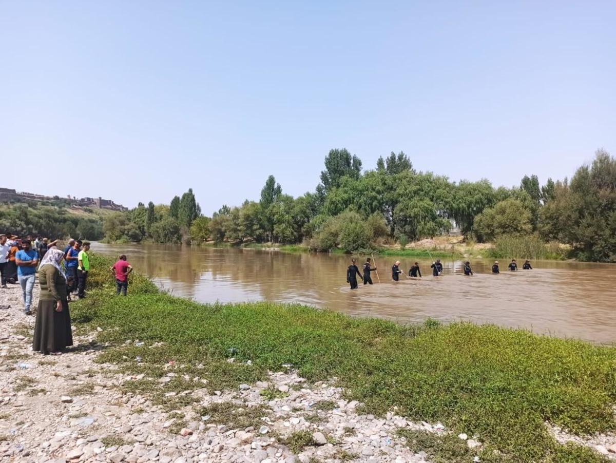 Diyarbakır'da Dicle Nehri'nde kaybolan &ccedil;ocuğu arama &ccedil;alışmaları s&uuml;r&uuml;yor