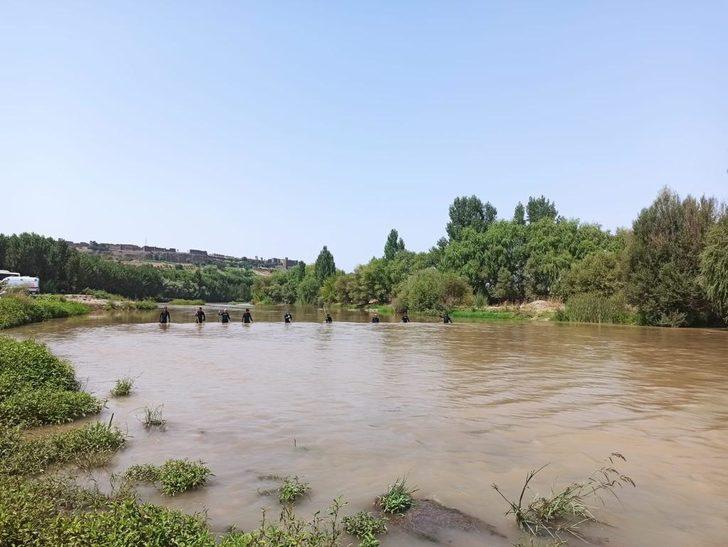 Diyarbakır'da Dicle Nehri'nde kaybolan çocuğu arama çalışmaları sürüyor G2