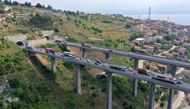 Anadolu Otoyolu'nda trafik kazası ulaşımı aksattı G2