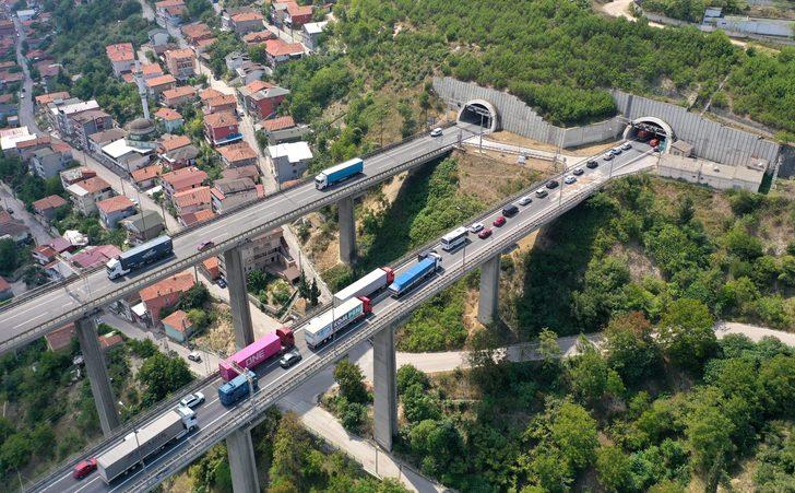Anadolu Otoyolu'nda trafik kazası ulaşımı aksattı G5