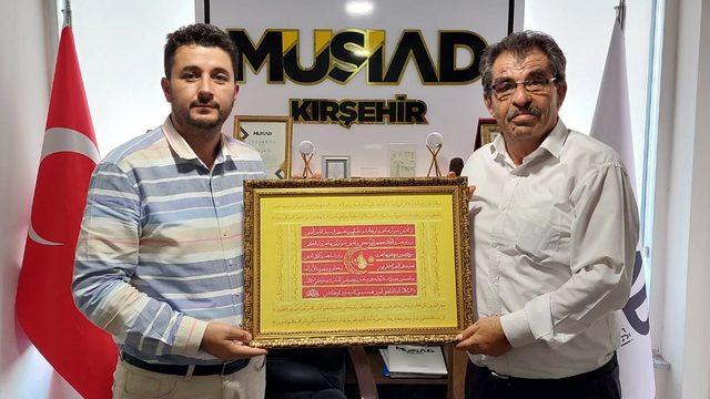 Kırşehir'de Ahilik Haftası Kutlamaları'na davet edilenlere Ahi Sancağı veriliyor