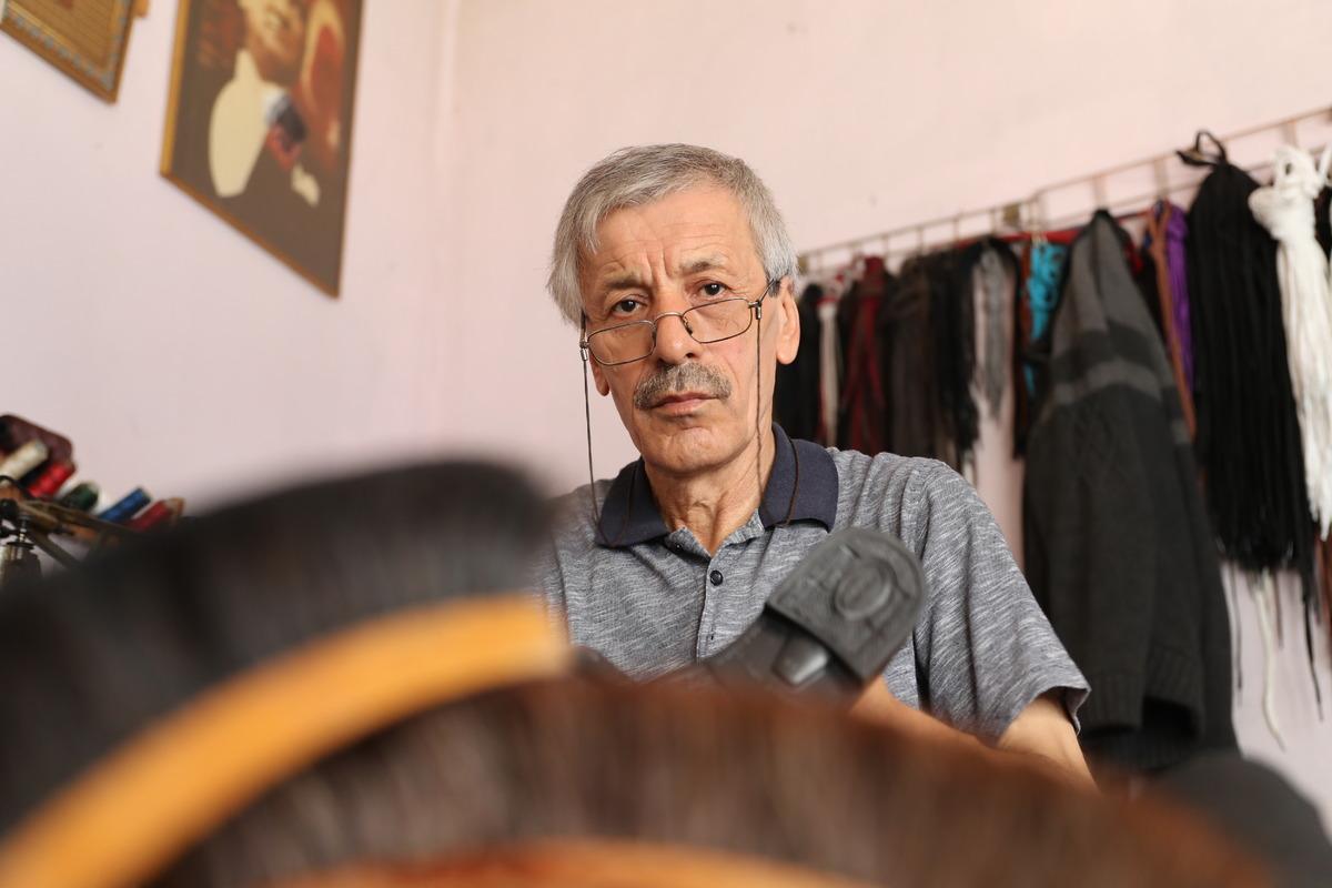 &Ouml;zcan usta, 45 yıldır el emeği ayakkabı &uuml;retiyor