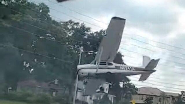 İşlek caddede panik anları! Uçak yolun ortasına inecek diye endişe ettiler ama...