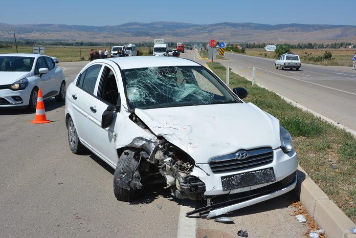 Afyonkarahisar'da trafik kazasında 1 kişi öldü, 2 kişi yaralandı G1