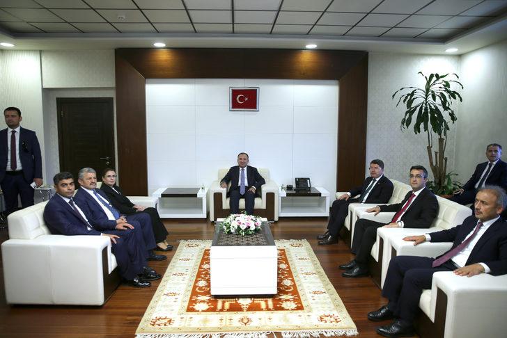 Adalet Bakanı Bozdağ, AK Parti Bartın İl Başkanlığını ziyaret etti: (2) G3