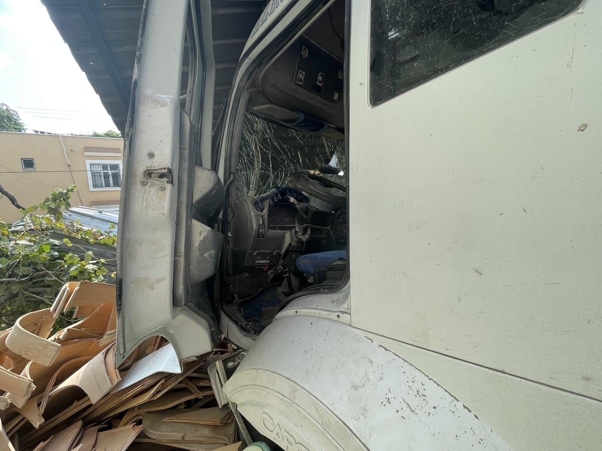 Adana'da iş yerinin &ouml;n&uuml;ndeki kişi, kamyonun &ccedil;arpması sonucu yaralandı