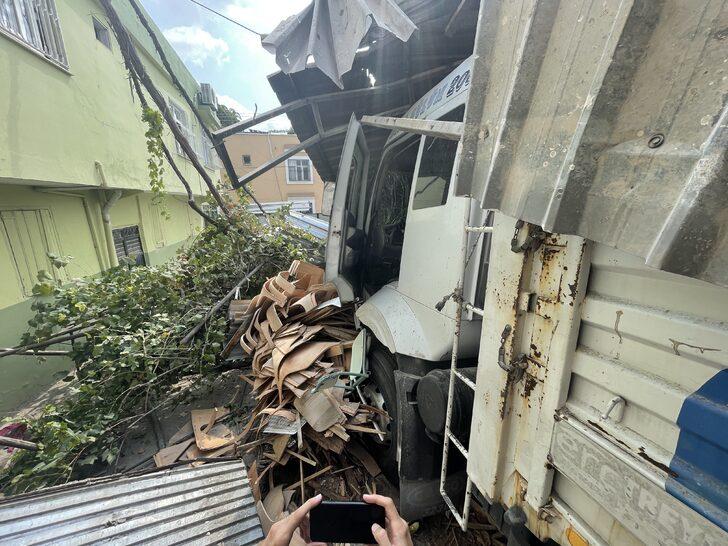 Adana'da iş yerinin önündeki kişi, kamyonun çarpması sonucu yaralandı G2