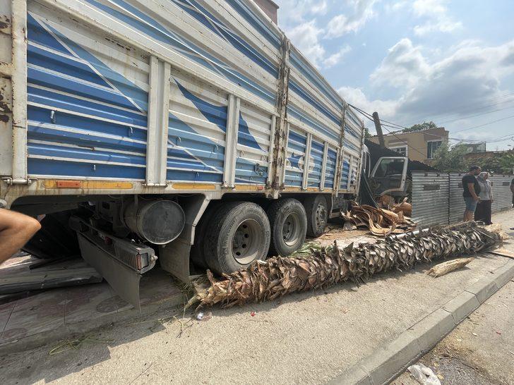 Adana'da iş yerinin önündeki kişi, kamyonun çarpması sonucu yaralandı G3