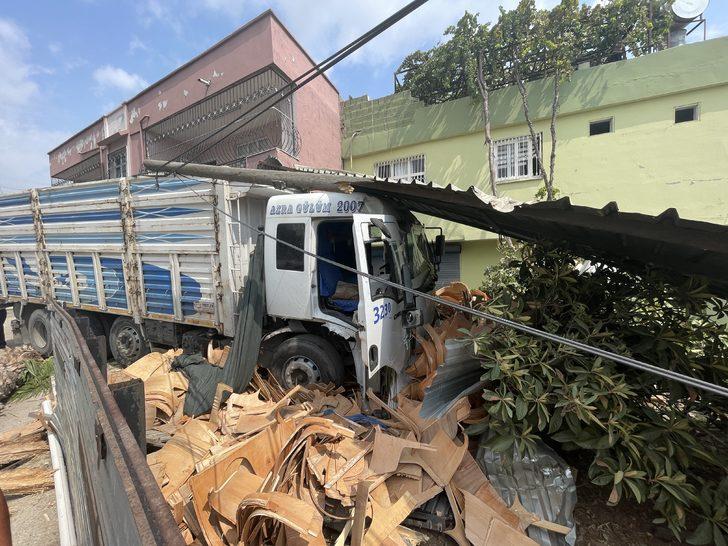 Adana'da iş yerinin önündeki kişi, kamyonun çarpması sonucu yaralandı G4