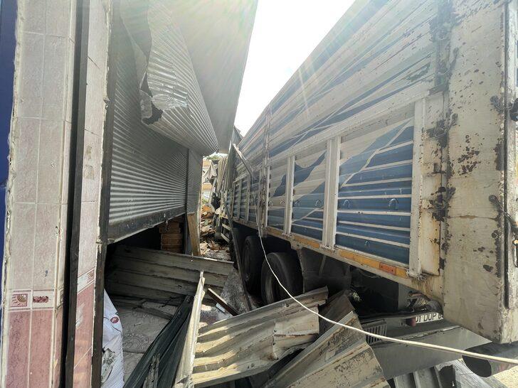 Adana'da iş yerinin önündeki kişi, kamyonun çarpması sonucu yaralandı G5