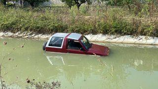 Düzce'de sürücüsünün el frenini çekmeyi unuttuğu cip kanala devrildi