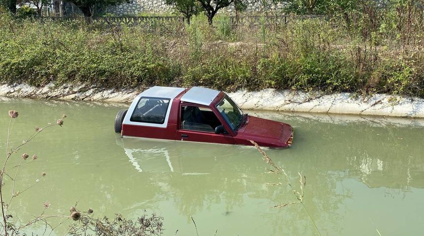 Düzce'de sürücüsünün el frenini çekmeyi unuttuğu cip kanala devrildi