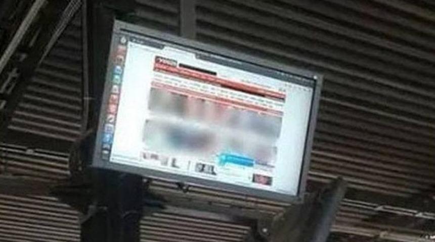 Otobüs durağındaki ekranlarda porno!