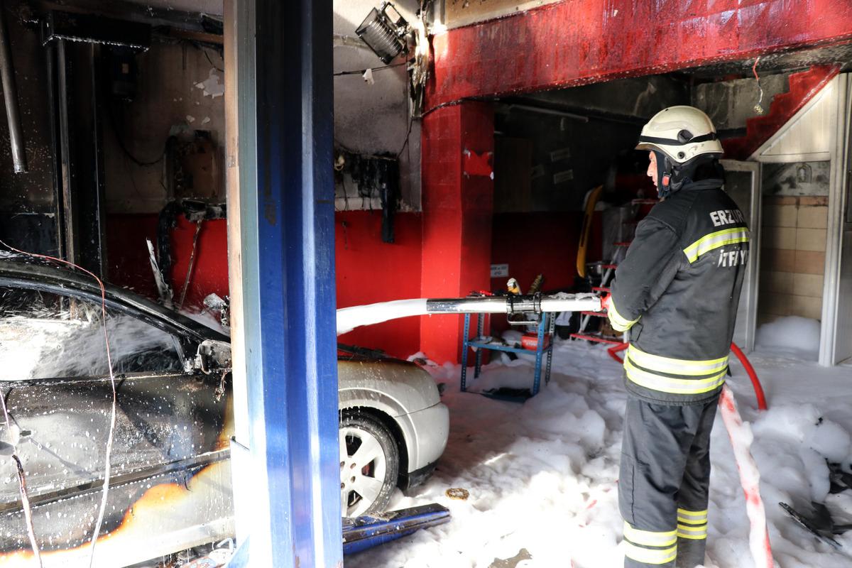 Erzurum'da LPG'li ara&ccedil; tamirhanesinde &ccedil;ıkan yangında 2 kişi yaralandı