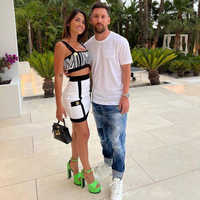 Messi'nin eşi Antonella Roccuzzo göğüs dekolteli poz verdi! Beğeni butonu çöktü