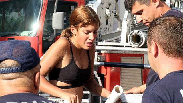 Antalya’da yürekler ağza geldi! Korkutan yangında iki kedisiyle birlikte kurtarıldı...