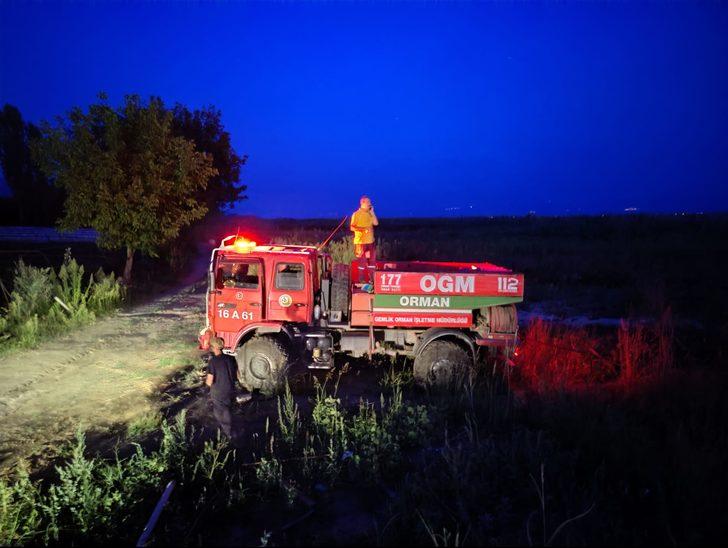 İznik Gölü kıyısındaki sazlık alanda çıkan yangına müdahale ediliyor G5