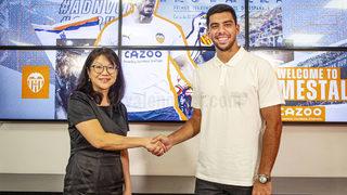 Valencia, Cenk Özkaçar'ın Olimpik Lyon'dan kiralandığını açıkladı