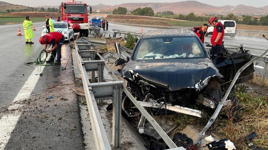 İstanbul-İzmir otoyolunda feci kaza! Otomobil refüje çarptı, ölü ve yaralılar var...