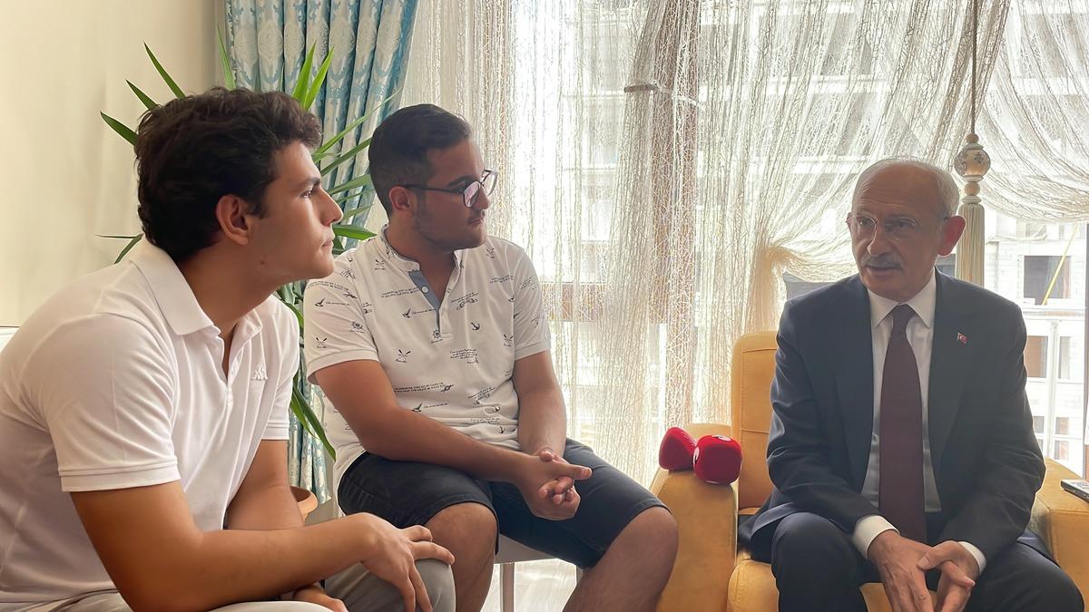 CHP Genel Başkanı Kılı&ccedil;daroğlu, YKS'de Niğde'de birinci olan &ouml;ğrencilerle buluştu
