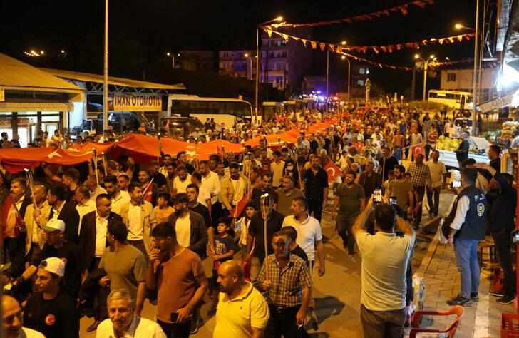 Malazgirt'te 200 metre uzunluğunda Türk bayrağıyla "fener alayı" oluşturuldu G1