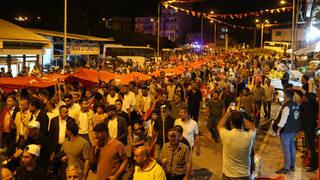 Malazgirt'te 200 metre uzunluğunda Türk bayrağıyla fener alayı oluşturuldu