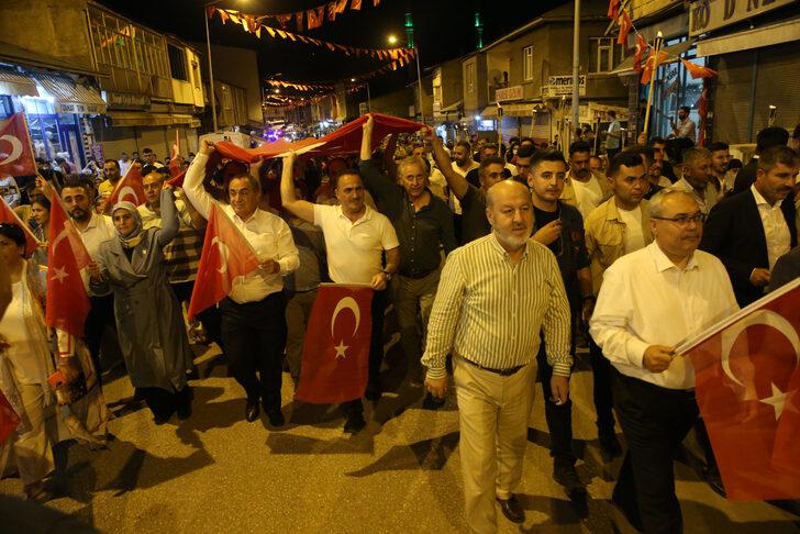 Malazgirt'te 200 metre uzunluğunda Türk bayrağıyla "fener alayı" oluşturuldu G3
