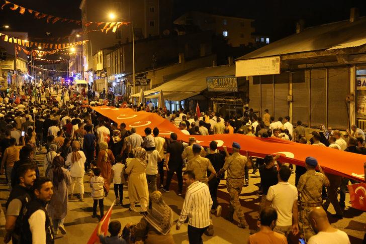 Malazgirt'te 200 metre uzunluğunda Türk bayrağıyla "fener alayı" oluşturuldu G4