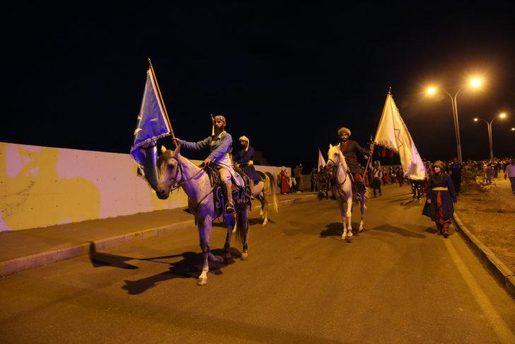 Malazgirt'te 200 metre uzunluğunda Türk bayrağıyla "fener alayı" oluşturuldu G5