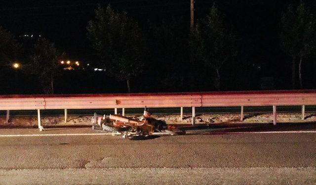 Sakarya'da bariyerlere çarpan motosikletin sürücüsü öldü