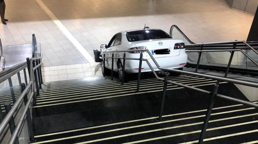 Bir ülke bu olayı konuşuyor! Çaldığı araçla metro istasyonunun merdivenlerine sıkıştı