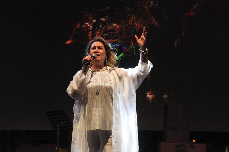 Azerbaycan Devlet Sanatçısı Azerin, Ahlat'ta konser verdi G1