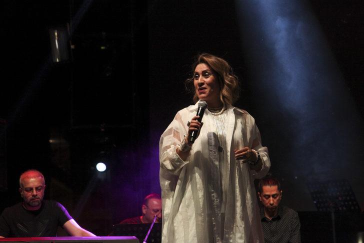 Azerbaycan Devlet Sanatçısı Azerin, Ahlat'ta konser verdi G2