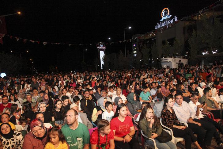 Azerbaycan Devlet Sanatçısı Azerin, Ahlat'ta konser verdi G5